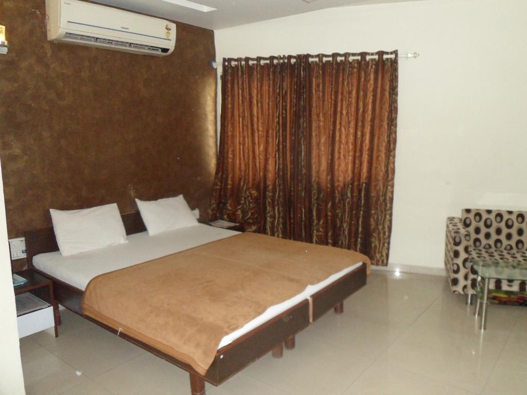 Hotel Atithi Ahmedabad Ngoại thất bức ảnh
